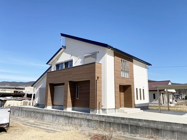 中津川市苗木　築2年の築浅中古戸建て　外観写真